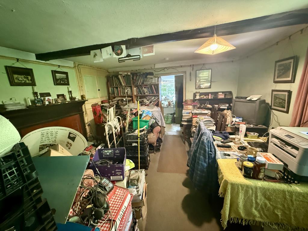 Lot: 125 - CHARACTER DETACHED PROPERTY FOR REFURBISHMENT - General photo of the living room